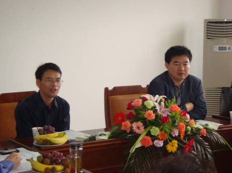 省教育厅人事处林鑫德副处长(右)和许绪荣调研员(左)认真听取专家意见与建议